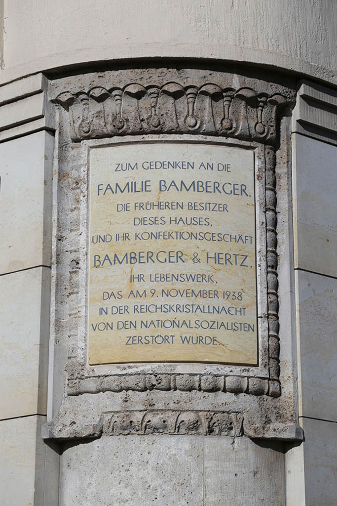 Bildlexikon Leipzig - Bamberger & Hertz - Königsbau - Gedenktafel für die Familie Bamberger | Das Team hinter BILDLEXIKON LEIPZIG bündelt historische wie aktuelle Informationen über die Stadt Leipzig in Text und Bild auf einer Plattform und stellt diese der interessierten Öffentlichkeit zur Verfügung.