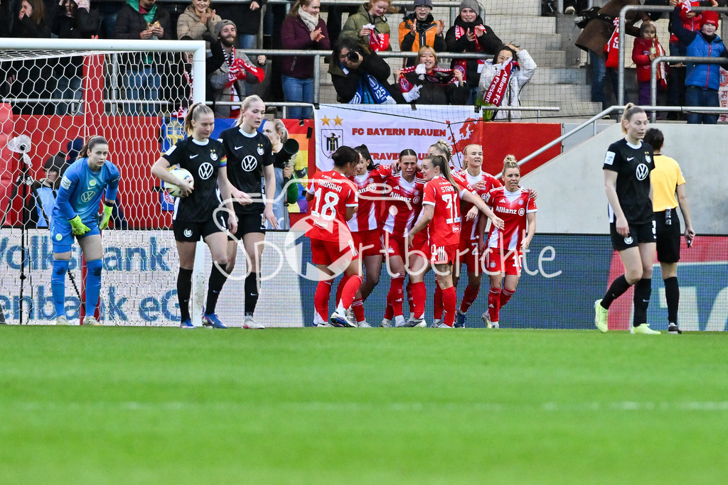 FC Bayern München - VfL Wolfsburg | MUNICH, GERMANY - 22. FEBRUARY: Jubel der Bayern Frauen nach dem Treffer zum 2-1 durch Jovana DAMNJANOVIC (FC Bayern Munich 9) während dem Spiel zwischen den Frauen des FC Bayern München und den Frauen des VfL Wolfsburg am 19. Spieltag der Google Pixel Frauen-Bundesliga am FC Bayern Campus