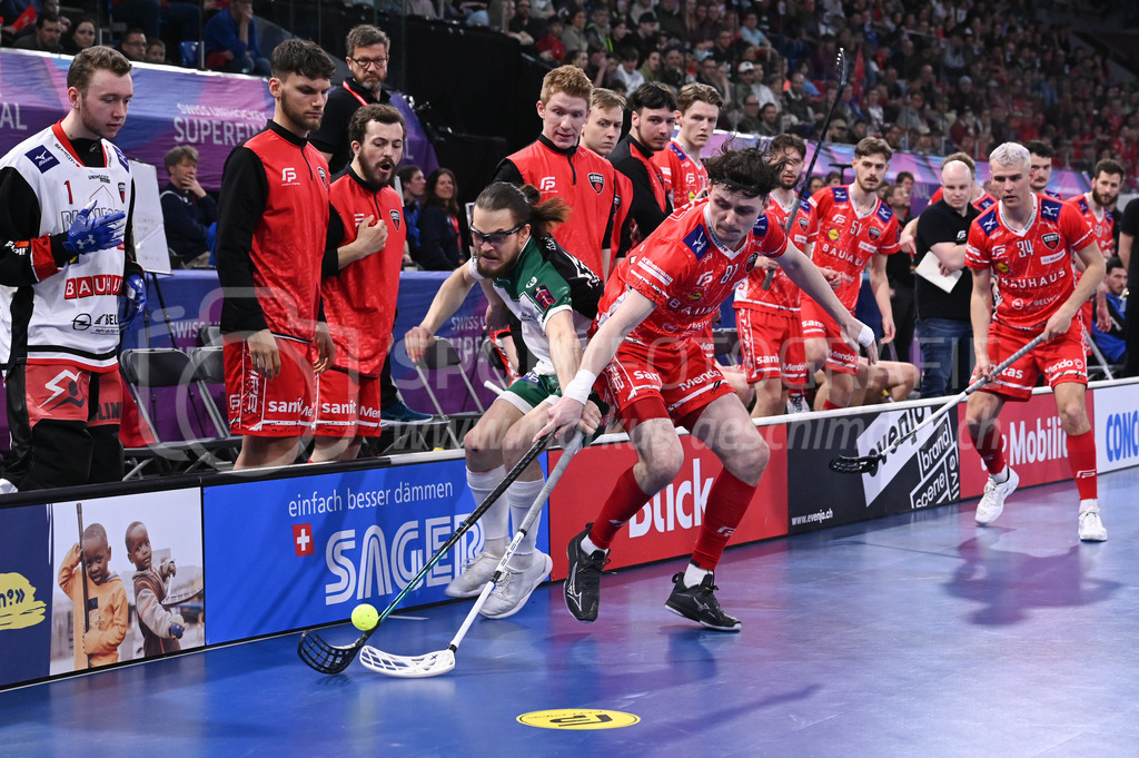 SV Wiler-Ersigen vs Floorball Köniz - 15. April 2023 | SV Wiler-Ersigen vs Floorball Köniz
Stimo Arena, Kloten
Michal Dudovic (#4 SV Wiler-Ersigen) gegen Yann Andrea Ruh (#81 Floorball Koeniz), hinten Pascal Michel (#34 Floorball Koeniz).
Bild: Sportfotografie Markus Aeschimann | www.markus-aeschimann.ch - Realisiert mit Pictrs.com