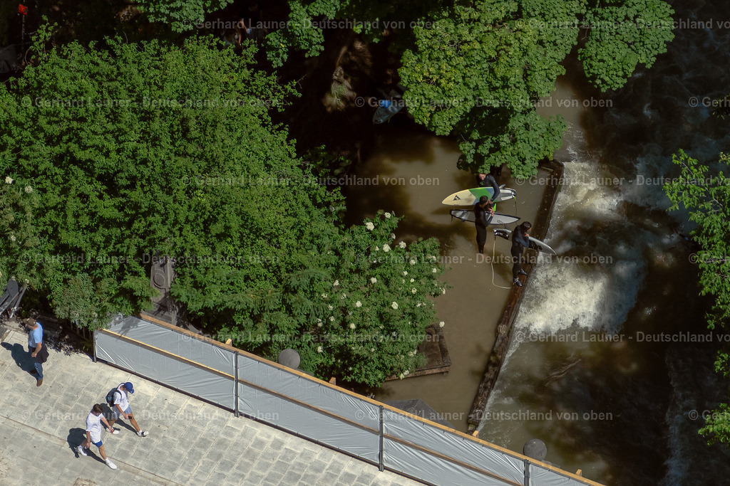 4031183 | MüNCHEN 12.06.2020 Fluss- Uferbereichen mit Surfern an der Eisbachwelle an der Straße Eisbachbrücke im Ortsteil Altstadt-Lehel in München im Bundesland Bayern, Deutschland. // River bank areas with surfers on the Eisbachwelle on the street Eisbachbruecke in the district Altstadt-Lehel in Munich in the state Bavaria, Germany. Foto: Gerhard Launer