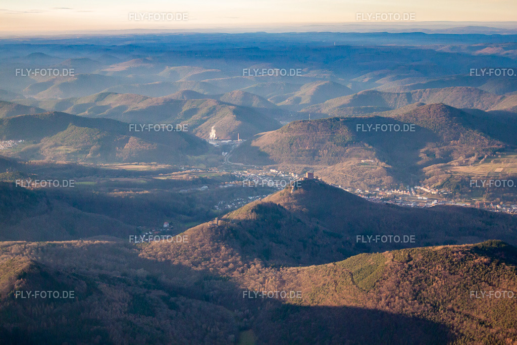 Trifels von Südosten | Luftbild: Trifels von Südosten im Ortsteil Bindersbach in Annweiler im Bundesland Rheinland-Pfalz in Deutschland. Foto: IMG_61444.jpg vom 15.12.2013 durch Werner Riehm/FLY-FOTO.de - Realisiert mit Pictrs.com