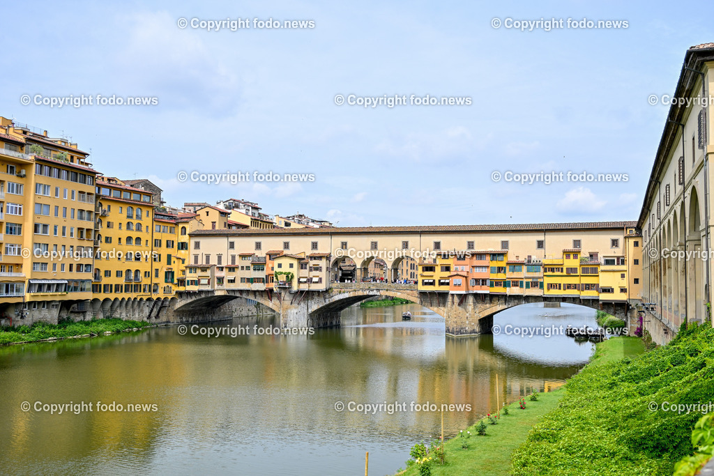 Italien_ Toscana_ Florenz_ 30.05.2024-78 | 30.05.2024, Italien, ITA, Toskana, Florenz im Bild Stadtansichten, Gebäude, Architektur, Touristen, Historisch, Souvenir, Altstadt, Museum, Statuen, Skulpturen, Piazza della Signoria, Statue David, Palazzo Vecchio, Neptunbrunnen, Piazza della Repubblica, Ponte Vecchio, Brücke, Uffizien, Kathedrale Santa Maria del Fiore, Arno, Fluß


Florenz, Firenze, ist eine italienische Großstadt. Nach Einwohnern ist sie die achtgrößte Stadt Italiens. Florenz ist die Hauptstadt sowie größte Stadt der Region Toskana und der Metropolitanstadt Florenz, in der etwa eine Million Menschen leben. Florenz ist für seine Geschichte berühmt. Leonardo da Vinci verbrachte große Teile seiner Jugend in Florenz, Michelangelo fand Unterschlupf in der Kirche der Medici, Galileo Galilei wohnte als Hofmathematiker in den Palästen der Medici. Von 1865 bis 1871 war die Stadt die Hauptstadt des neu gegründeten Königreichs Italien. Das historische Zentrum von Florenz zieht Jahr für Jahr Millionen von Touristen an. Die historische Innenstadt wurde von der UNESCO im Jahre 1982 zum Weltkulturerbe erklärt. 
Quelle: Wikipedia
