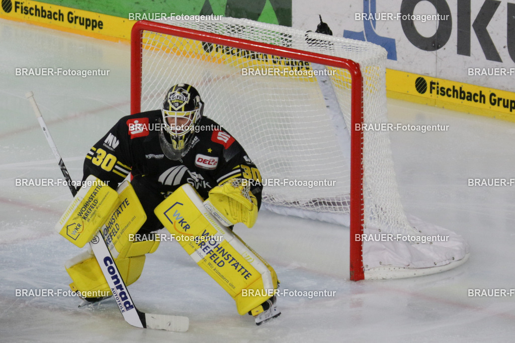 14.11.2025 Krefeld Pinguine - BLue Devils Weiden | Krefeld, Deutschland, 14.11.2025: Julius Schulte (Krefeld Pinguine) Torwart, während des DEL2-Spiels zwischen Krefeld Pinguine - Blue Devils Weiden am 14.11. 2025 in der Yayla-Arena in Krefeld, Deutschland. (Foto Ralph Görtz / Brauer-Fotoagentur)