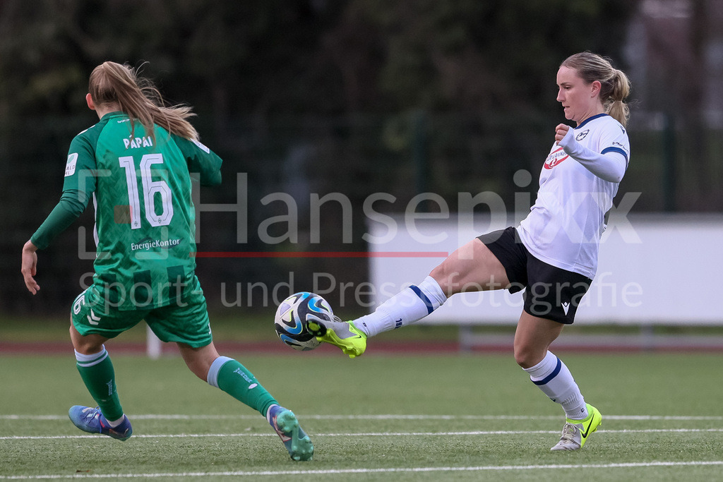Fussball, Testspiel Frauen, DSC Arminia Bielefeld - SV Werder Bremen | v.li.: Emöke Papai (SV Werder Bremen, 16) und Jocelyn Hampel (Arminia Bielefeld, 27) im Zweikampf, Duell, Dynamik, Aktion, Action, Spielszene
