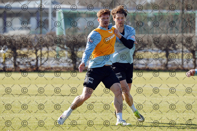 RGE_8229b | Hertha BSC, 2.Bundesliga, Herren, Training auf dem Gebhardt-Platz, Saison 2025/26, von li. Sebastian Groenning ( Hertha BSC ), Linus Gechter ( Hertha BSC ),  04.03. 2026, Fotograf: Ralf Gebhardt - Realisiert mit Pictrs.com