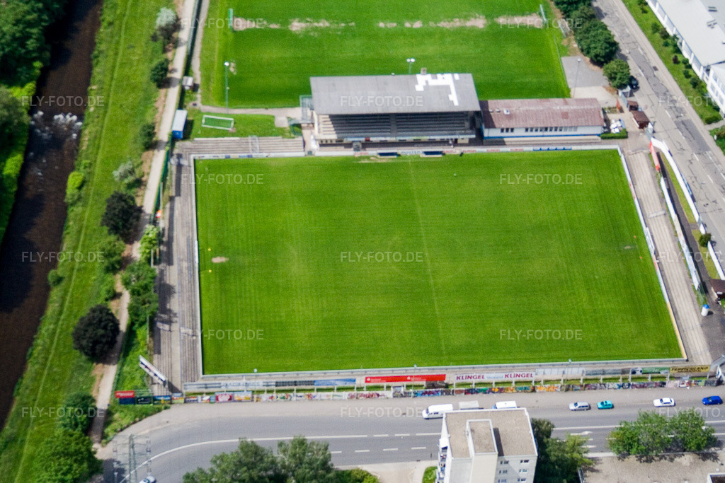 Luftbild: Fussballplatz KRAMSKI-ARENA. 1. CfR Pforzheim 1896 e.V im Ortsteil Brötzingen in Pforzheim im Bundesland Baden-Württemberg in Deutschland. Foto: IMG_2499.jpg vom 05.06.2006 durch Werner Riehm/FLY-FOTO.de