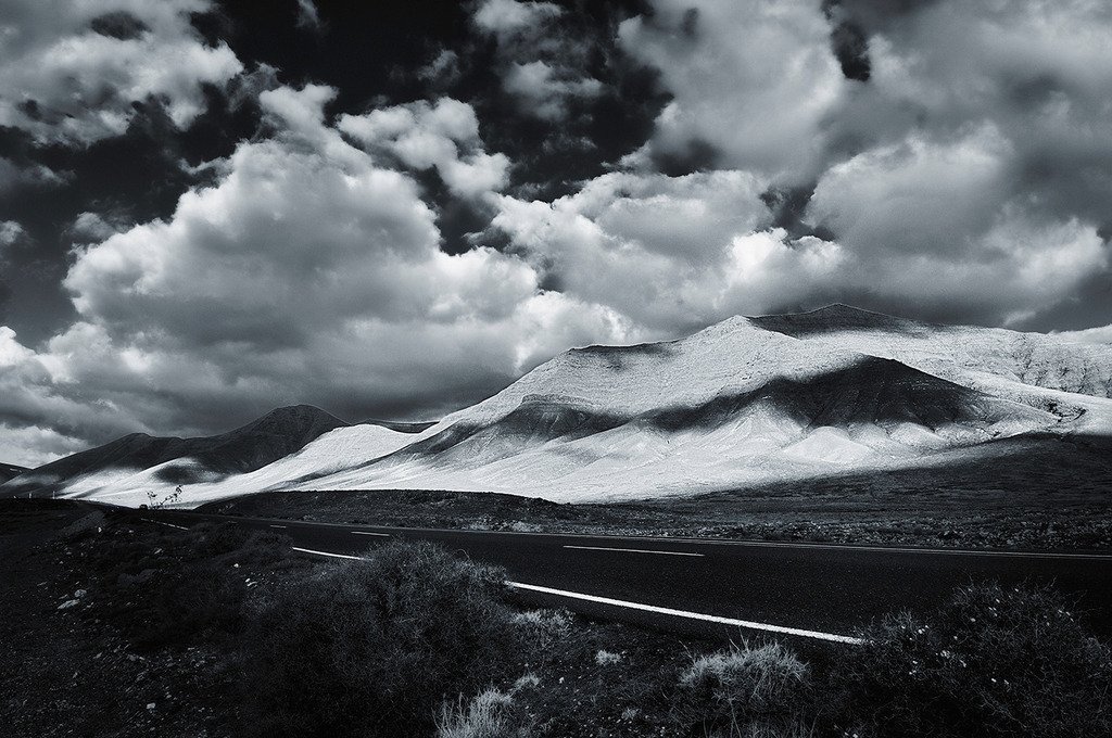 runway to heaven | Straße auf Lanzarote mit Wolkenhimmel - Realisiert mit Pictrs.com