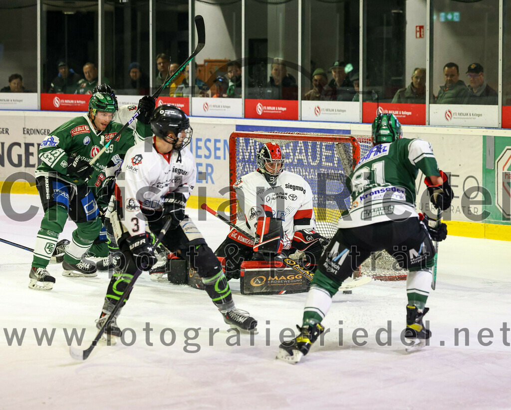 2023-11-12_117_TSV_Erding_gegen_EHC_Koenigsbrunn | Erding, Deutschland, 12.11.2023:
Eishockey, Bayernliga Vorrunde 2023 / 2024, 9. Spieltag, TSV Erding gegen EHC Königsbrunn, Endergebnis: 3:2

Simon Beslic (EHC Königsbrunn, #3), Torwart Stefan Vajs (EHC Königsbrunn, #32), Maximilian Forster (Erding Gladiators, #81)

Foto: Christian Riedel / fotografie-riedel.net