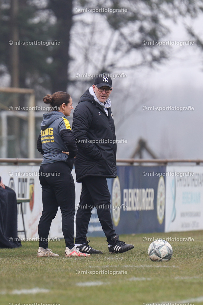 Fußball I Frauen I Saison 2025/2026 I Oberliga Schleswig-Holstein I 12. Spieltag I SV Frisia 03 Risum-Lindholm - Eichholzer SV | ml-sportfotografie - Realisiert mit Pictrs.com