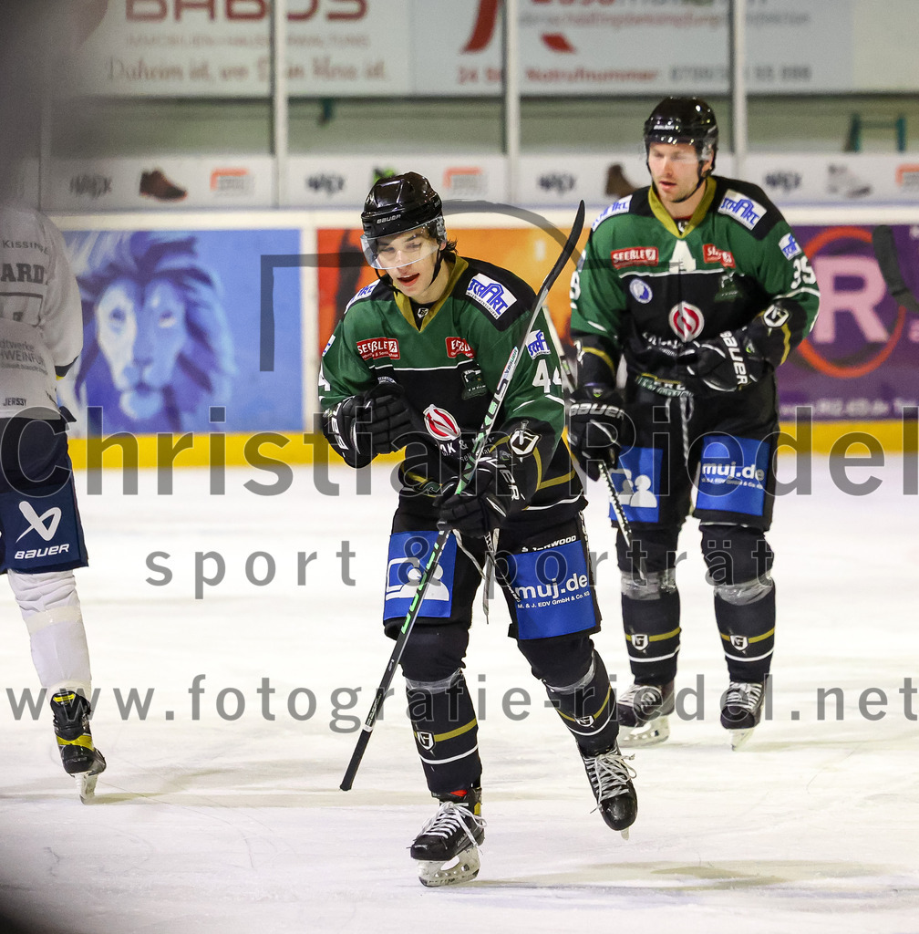 2023-01-06_035_TSV_Erding_gegen_ERV_Schweinfurt | Erding, Deutschland, 06.01.2023:
Eishockey, Bayernliga 2022 / 2023, 26. Spieltag, TSV Erding gegen ERV Schweinfurt, Endergebnis: 7:3

Paul Wallek (Erding Gladiators, #44), Thomas Plihal (Erding Gladiators, #39)

Foto: Christian Riedel / fotografie-riedel.net