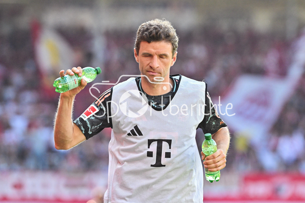 1. FC Heidenheim - FC Bayern München | im Bild Thomas MUELLER (FC Bayern Muenchen 25) auf dem Weg zum warmmachen / Bundesliga: 1. FC Heidenheim - FC Bayern Muenchen, Voith Arena am 19.04.2025 / Einzelfoto / Freisteller
