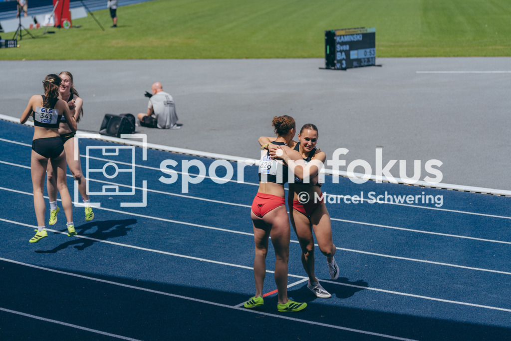 DM U23 U18 Bochum 2026 | Sophia Rathmayer (LG Stadtwerke München) und Helene Blake (StG Hamburg United) beim Jubel der Staffel bei den Deutschen Meisterschaften der U18 &amp; U23 2026 im Lohrheidestadion in Bochum-Wattenscheid. - Realisiert mit Pictrs.com