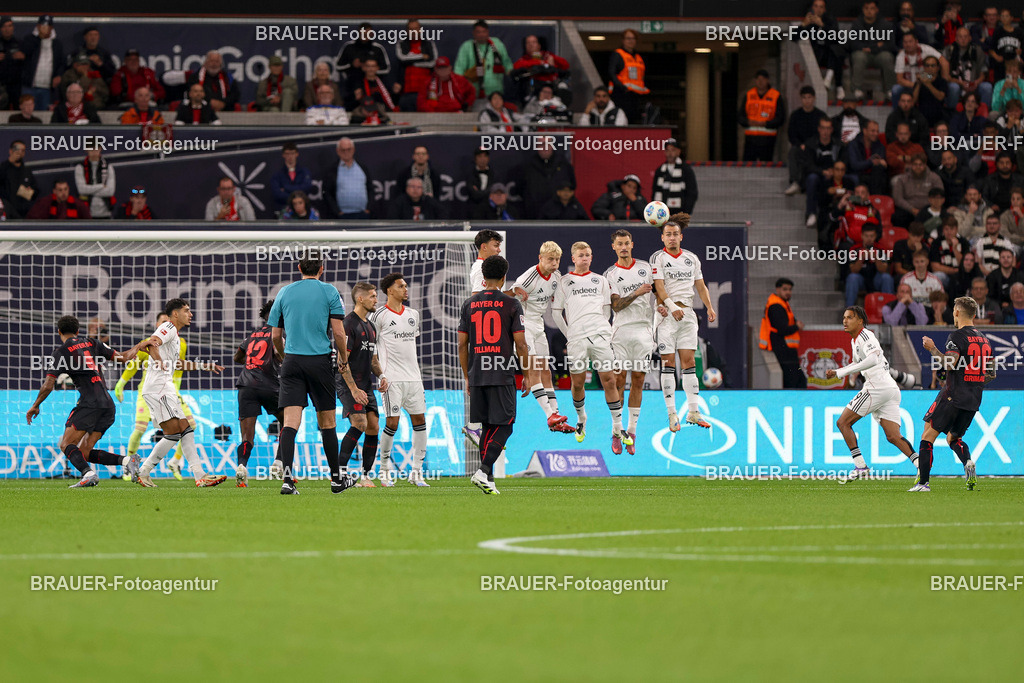 Bayer 04 Leverkusen vs Eintracht Frankfurt - Bundesliga  | Leverkusen, Deutschland, 12.09.25:   Alejandro Grimaldo (Bayer 04 Leverkusen) erzielt das Tor zum 1:0 waehrend des Spiels der Bundesliga zwischen  Bayer 04 Leverkusen vs Eintracht Frankfurt in der BayArena(Foto von Brauer-Fotoagentur / Adrian Schlueter)