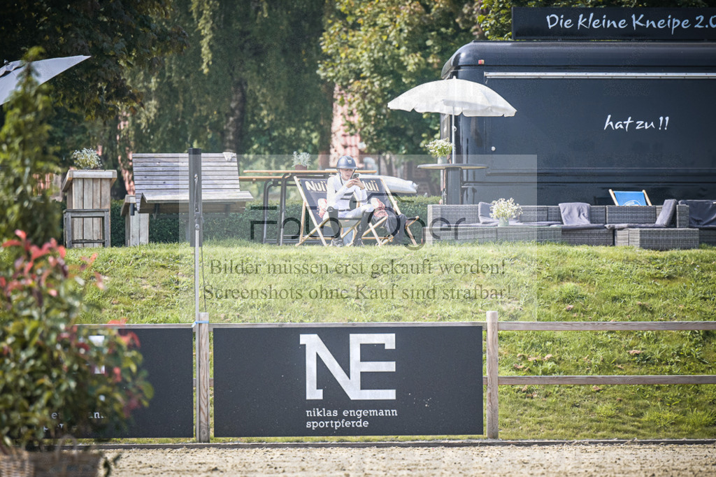 DOS_1721 | Entdecke hochwertige Reitturnierfotos von Foto Oger. Professionell, emotional und authentisch – jetzt Lieblingsmomente im Shop bestellen.Deutschlandweite Turnierfotografie. - Realisiert mit Pictrs.com