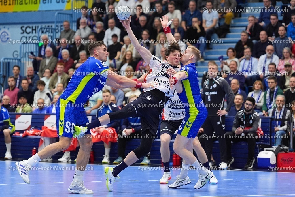 xYDRx10022601033 | 10.02.2026, xydrx, Handball, 1.HBL, VfL Gummersbach - SG Flensburg-Handewitt, Schwalbe-Arena: Lasse Moller (SG Flensburg-Handewitt #64) im Zweikampf gegen Stepan Zeman (VfL Gummersbach #66) und Ellidi Vidarsson (VfL Gummersbach #4)   Photo: xYannisxDreimannxPressefotoKochx