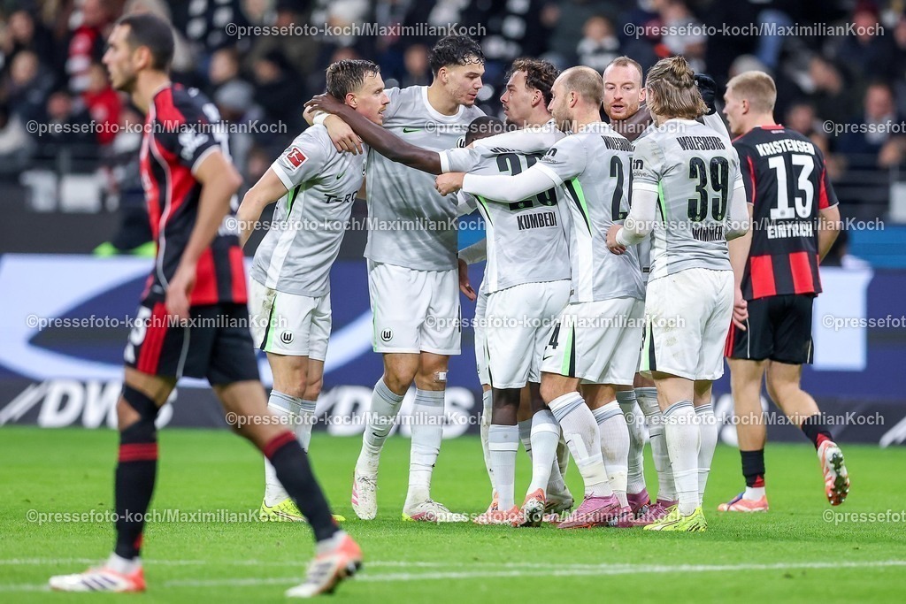 SGE30112501112 | 30.11.2025, Fußball, Eintracht Frankfurt - VfL Wolfsburg, 1. Fußball Bundesliga, 12. Spieltag, Deutsche-Bank-Park (Frankfurt am Main), Saison 2025 2026: Torjubel nach dem Tor zum 1:0 durch Torschütze Aaron Zehnter&nbsp;(VfL Wolfsburg #25)  zusammen mit  Mohamed Amoura&nbsp;(VfL Wolfsburg #09) DFB Regulations prohibit any use of photographs as image sequences and or quasi-video.