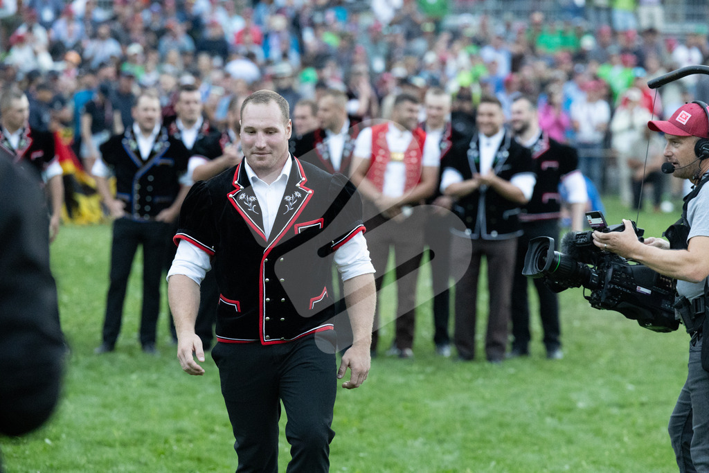 ESAF2025_Ehrung_7380 | Die Schwinger des Schwyzer Kantonalen Schwingerverbandes: Fotos, die Dynamik und Leidenschaft festhalten, sowie emotionale Momente aus dem traditionellen Schwingsport zeigen. - Realisiert mit Pictrs.com