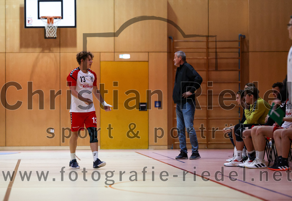 2022-09-24_052_SpVgg_Altenerding_gegen_HSG_Freising-Neufahrn | Erding, Deutschland, 24.09.2022:
Handball, Bezirksoberliga Männer 2022 / 2023, 2. Spieltag, SpVgg Altenerding gegen HSG Freising-Neufahrn, Endergebnis: 18:26

Jakob Köhler (SpVgg Altenerding, #13), Trainer Peter Mesiarik (Spvgg Altenerding)

Foto: Christian Riedel / fotografie-riedel.net