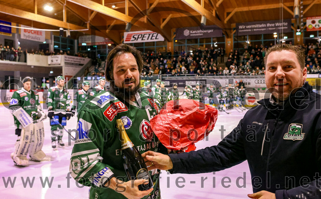 2024-02-02_010_TSV_Erding_gegen_ERSC_Amberg | Erding, Deutschland, 02.02.2024:
Eishockey, Bayernliga Vorrunde 2023 / 2024, 30. Spieltag, TSV Erding gegen ERSC Amberg, Endergebnis: 1:0

Rudolf Lorenz (Erding Gladiators, #91), David Whitney (Erding Gladiators)

Foto: Christian Riedel / fotografie-riedel.net