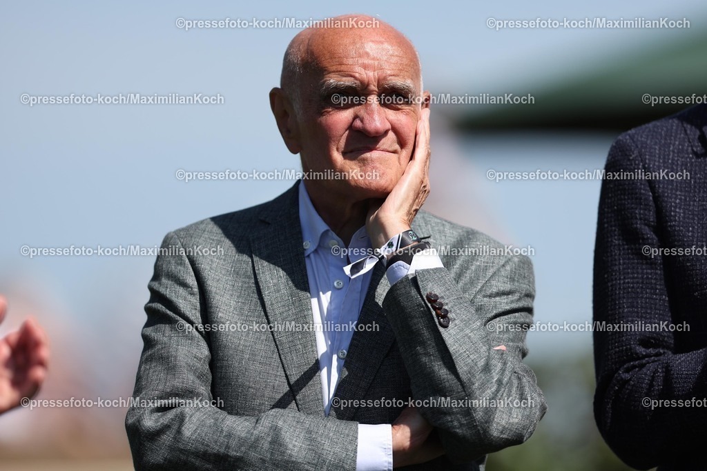 HanMX01052588024 | 01.05.2025, Fußball, Hannover 96 Renntag, Die Fußballprofis von Hannover96 zu Gast auf der Pferderennbahn Neue Bult. Im Bild Martin Kind (Aufsichtsrat Aufssichtsratsmitglied Hannover 96 Vorstand Geschäftsführung) unzufrieden, nachdenklich, Mimik Gestik, Gesicht, verärgert, frust, frustriert