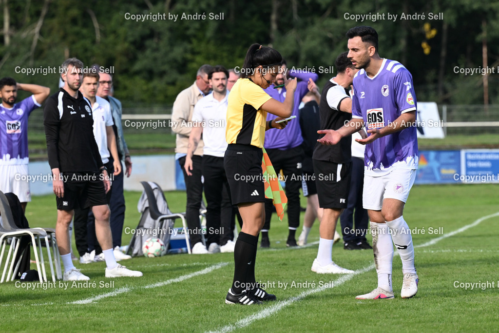 VfR Neumünster vs Holstein Kiel II | Geart Latifi (VfR #33) fragt bei Schiedsrichterassistentin Thao-Vy Nguyen nach dem Grund für seine Rote Karte / Fußball-Oberliga Männer 2026/2027 / VfR Neumünster vs Holstein Kiel II / Grümmi-Arena / Neumünster / 27.09.26 - Realisiert mit Pictrs.com