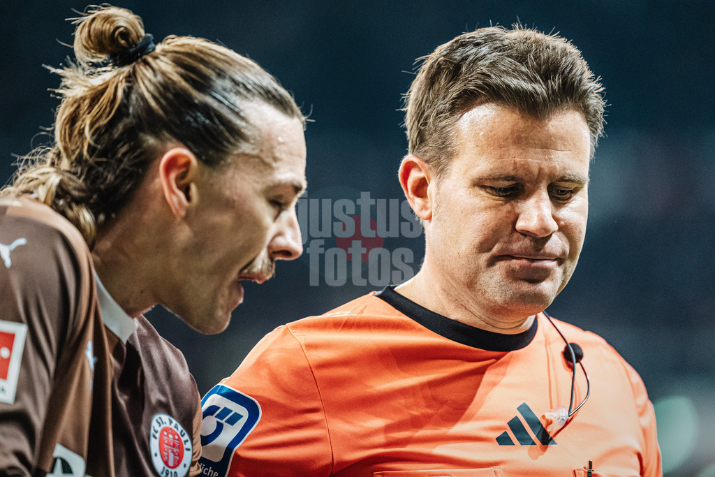 Fußball | Männer | Saison 2024/2025  | Fußball-Bundesliga | 26. Spieltag | FC St. Pauli vs. TSG Hoffenheim | 14.03.2025 | v.l. Jackson Irvine (#7, FC St. Pauli) beschwert sich bei Schiedsrichter Dr. Felix Brych