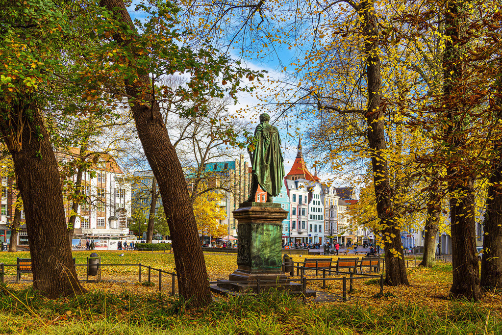 Blick über den Universitätsplatz mit Blücherdenkmal in der Hansestadt Rostock im Herbst | Blick über den Universitätsplatz mit Blücherdenkmal in der Hansestadt Rostock im Herbst.