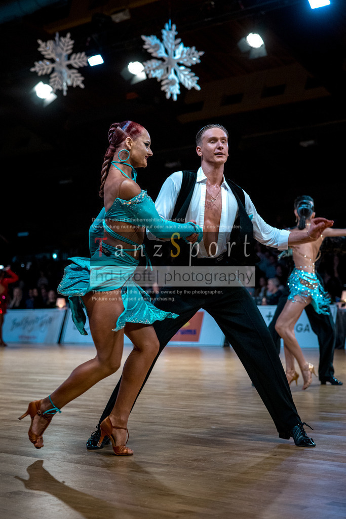 20251213_Baltic-GP_2230-2 | Tanzsportbilder, Standardtanz, Lateintanz, WDSF, DTV, LTVB, dancecomp, goc, hessen tanzt, blaues band der spree, walzer, tango, wiener walzer, slowfox, quickstepp, samba, rumba, cha-cha-cha, paso doble. jive, hd-kroft photography, turniertanzsport