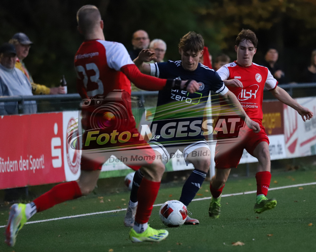 FC RW Kirchlengern - SVKT 07 Minden | Auf dem Bild zu sehen: rot FC RW Kirchlengern v.l.: Lennard Wüllner, Julian Zähler ; blau SVKT 07 Minden: Julian HarzmeierFC RW Kirchlengern, SVKT 07 Minden, Saison 25/26, Landesliga, Kirchlengern, Deutschland - Realisiert mit Pictrs.com