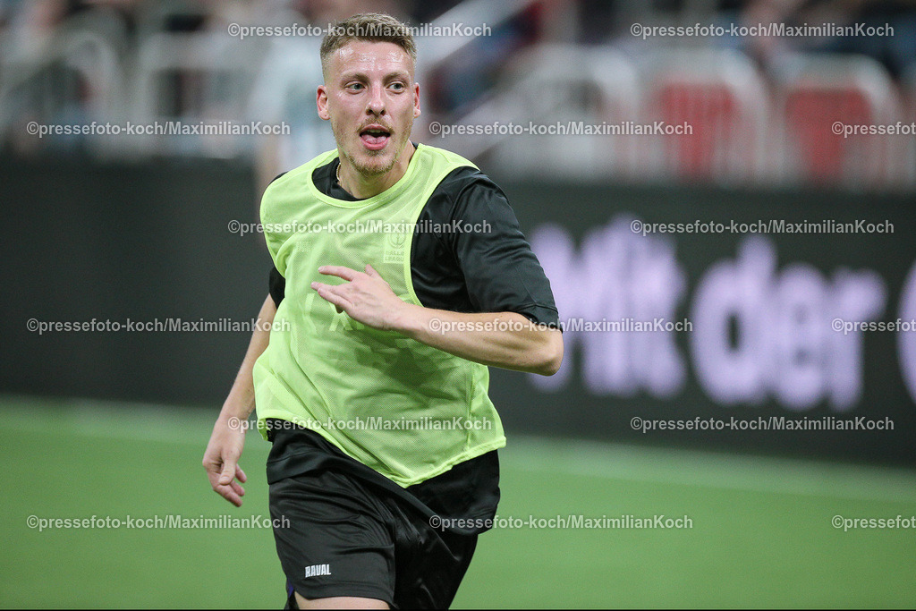 DueBL08042401049 | 08.04.2024, Düsseldorf, Fußball, Baller League, PSD Bank Dome, Final Four:  Felix Lobrecht (Comedian und Teammanager Beton Berlin)