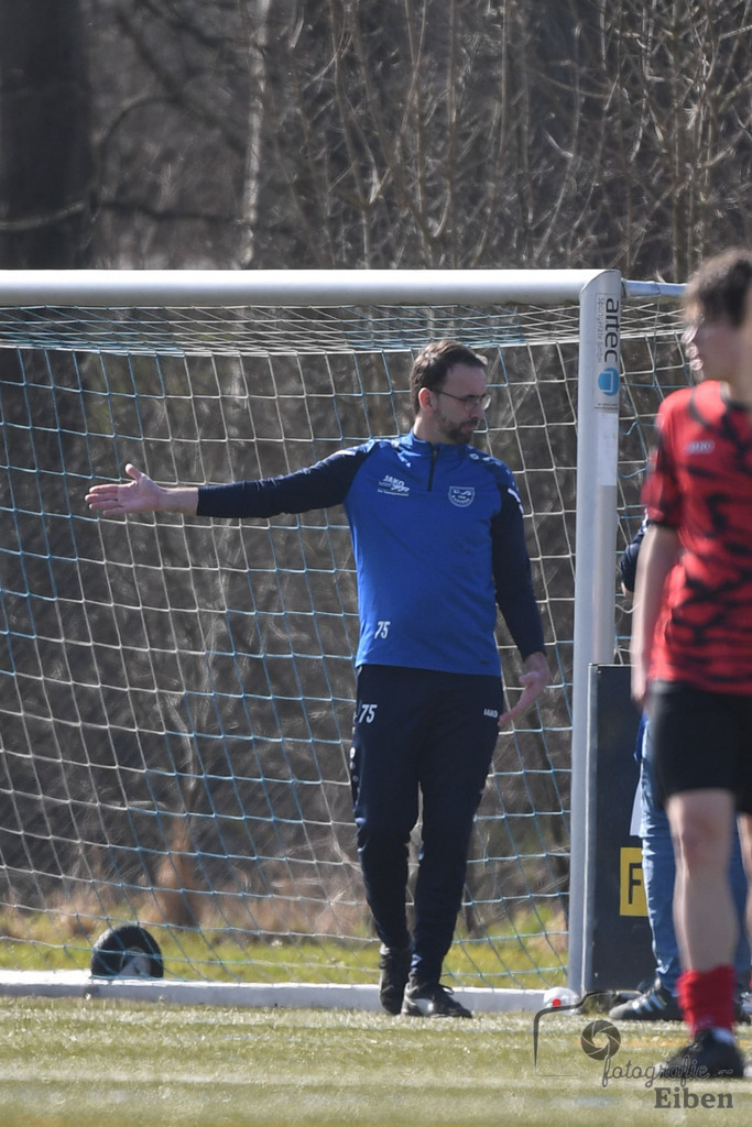 FC Rastede-JFV Leer | Bezirksliga B-Jugend; FC Rastede (blau)-JFV Leer (rot) am 08.03.2025; in Rastede (Sportanlage Köttersweg), Photo: Philip Eiben 2025 - Realisiert mit Pictrs.com
