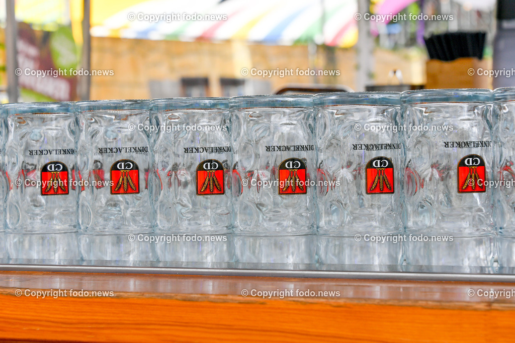 Deutschland_ Baden-Wuerttemberg_ Stuttgart_ 26.04.2025-39 | 26.04.2025, Deutschland, GER, Baden-Wuerttemberg, Stuttgart, im Bild Themenbild, Stadtansichten, Stuttgarter Fruehlingsfest, Festzelt, Bierzelt, Bierglaeser, Trinken, Leer, , Menschen, Besucher, Spass, Freude, Feature, Symbolbild