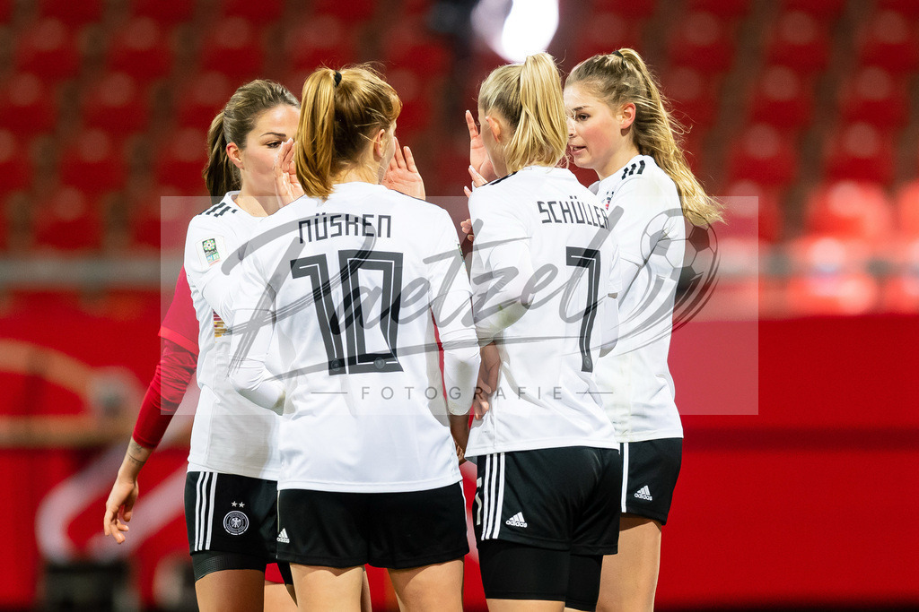 GERTUR20211126_034 | Fussball, Frauen: Jule Brand (Germany) Torjubel, jubelt mit ihrer Mannschaft nach dem Treffer zum 4:0 bei dem Spiel der WM-Qualifikation zwischen Deutschland und Tuerkei im Eintracht-Stadion am 26.11.2021 in Braunschweig, Deutschland. - Realisiert mit Pictrs.com