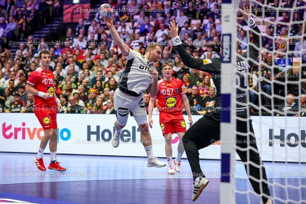 EHF15012602104 | 15.01.2026, Handball, Men's EHF EURO 2026, Deutschland - Östereich, Jyske Bank Boxen in Herning, Dänemark, Preliminary Round:  Lukas Mertens (Germany #36) wirft auf das Tor von  Constantin Möstl (Austria #98) 