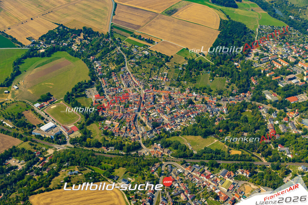 Neue Luftbildaufnahme der Stadt Bad Sulza - Das Luftbild wurde 2025 vom UL-Flugzeug heraus erstellt ( keine Drohnenaufnahme ) - Hochauflösende Luftaufnahme - für Wandbilder und großformatige Ausdrucke geeignet. Das besondere Geschenk!Hier alle&nbsp;Infos zur Lizenzierung der LuftaufnahmeWir fliegen auch dieses Jahr wieder in Ihre Region um Luftbilder zu erstellen.- Luftbild anfragen