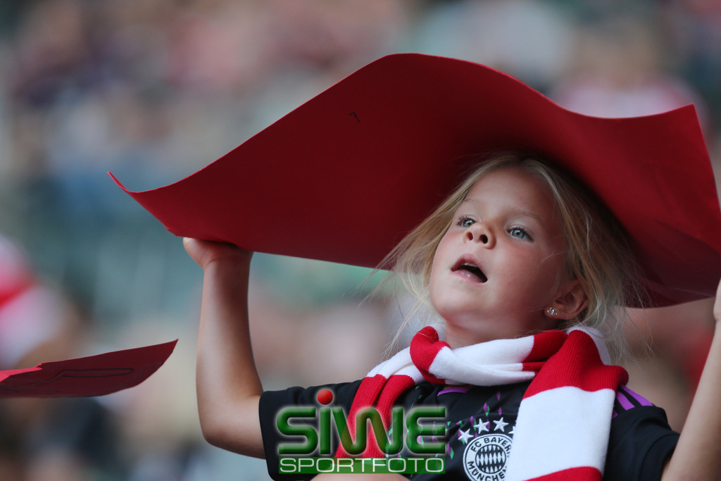 1.Fussball-Bundesliga  :  Borussia Mönchengladbach--FC Bayern München    3.Sptg. | 02.09.2023 Fussball,GER, Saison 2023/2024;         1.Bundesliga;   3. Spieltag;
VFL Borussia Mönchengladbach--FC Bayern München :  Eine "Münchener Prinzessin" weiß ein Plakat als schicken Hut zu nutzen.
DFL REGULATIONS PROHIBIT ANY USE OF PHOTOGRAPHS AS IMAGE SEQENCES AND/OR QUASI-VIDEO. - Realisiert mit Pictrs.com