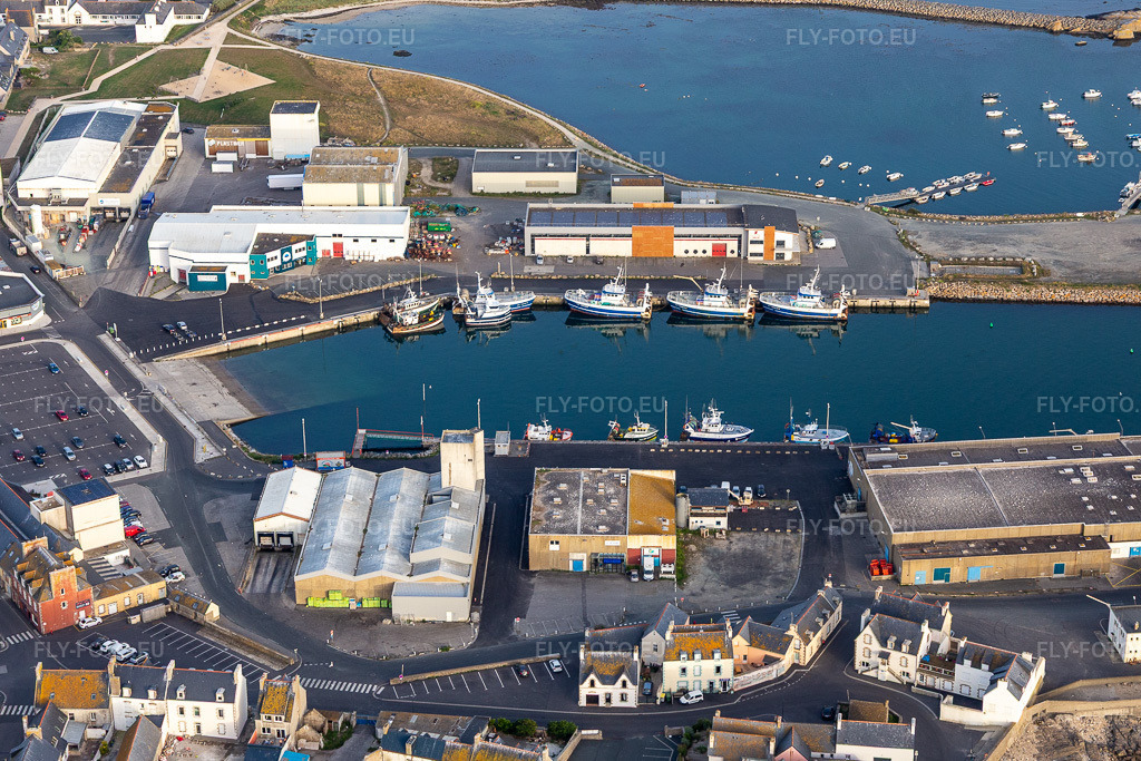 Vue aérienne: Port de pêche de Saint-Guénolé à le quartier St-Guenole-St Pierre in Penmarch dans le département Finistère, France. Photo: IMG_132601.jpg prise le 17/06/2022 par Werner Riehm/FLY-FOTO.eu – Résolution de l'original: 4942 x 3295 px