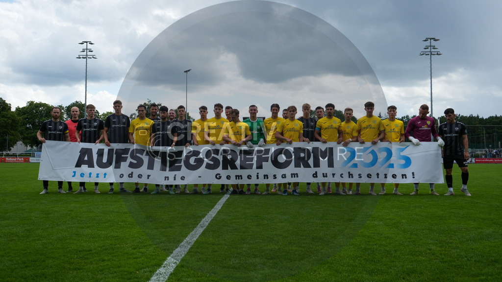 Fußball, Herren, Saison 2025/2026, Regionalliga Nordost, 2. Spieltag, FSV 63 Luckenwalde vs. Chemnitzer FC, Samstag 02.08.2025, Werner-Seelenbinder-Stadion Luckenwalde | Fußball, Herren, Saison 2025/2026, Regionalliga Nordost, 2. Spieltag, FSV 63 Luckenwalde vs. Chemnitzer FC, Samstag 02.08.2025, Werner-Seelenbinder-Stadion Luckenwalde, Im Bild: Banneraktion Aufsteigsreform 2025 vor Spielbeginn - Realisiert mit Pictrs.com