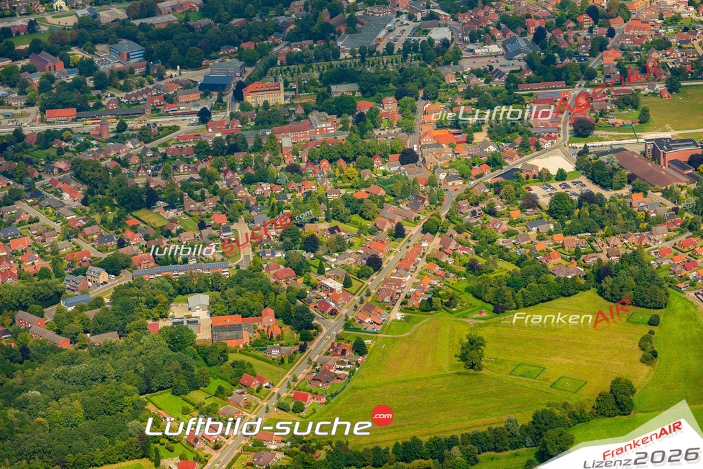 Luftbild der Stadt Weener - Die Luftaufnahme wurde 2025 vom UL-Flugzeug heraus erstellt ( keine Drohne ) - Hochauflösende Luftaufnahme - für professionelle Ausdrucke geeignet. Die Geschenkidee !Hier alle&nbsp;Infos zur Lizenzierung der LuftaufnahmeWir fliegen auch dieses Jahr wieder in Ihre Region um Luftbilder zu erstellen.- Luftbild anfragen