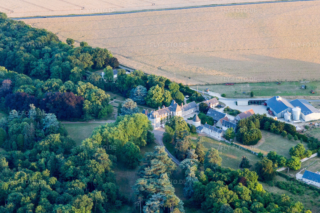 Luftbild: Ortsansicht in Landes-le-Gaulois im Bundesland Loir-et-Cher in Frankreich. – Foto: IMG_101248.jpg vom 24.06.2017 durch Werner Riehm/FLY-FOTO.de – Auflösung des Originals: 5472 x 3648 px