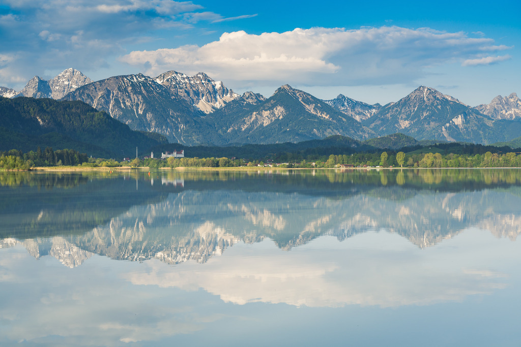 Morgens am Forggensee  | Wunderbare, nahezu perfekte Spiegelung der Tannheimer Berge im Forggensee. Der Frühling ist nun endlich angekommen und hüllt das Allgäu in einen wunderbar farbigen Mantel.