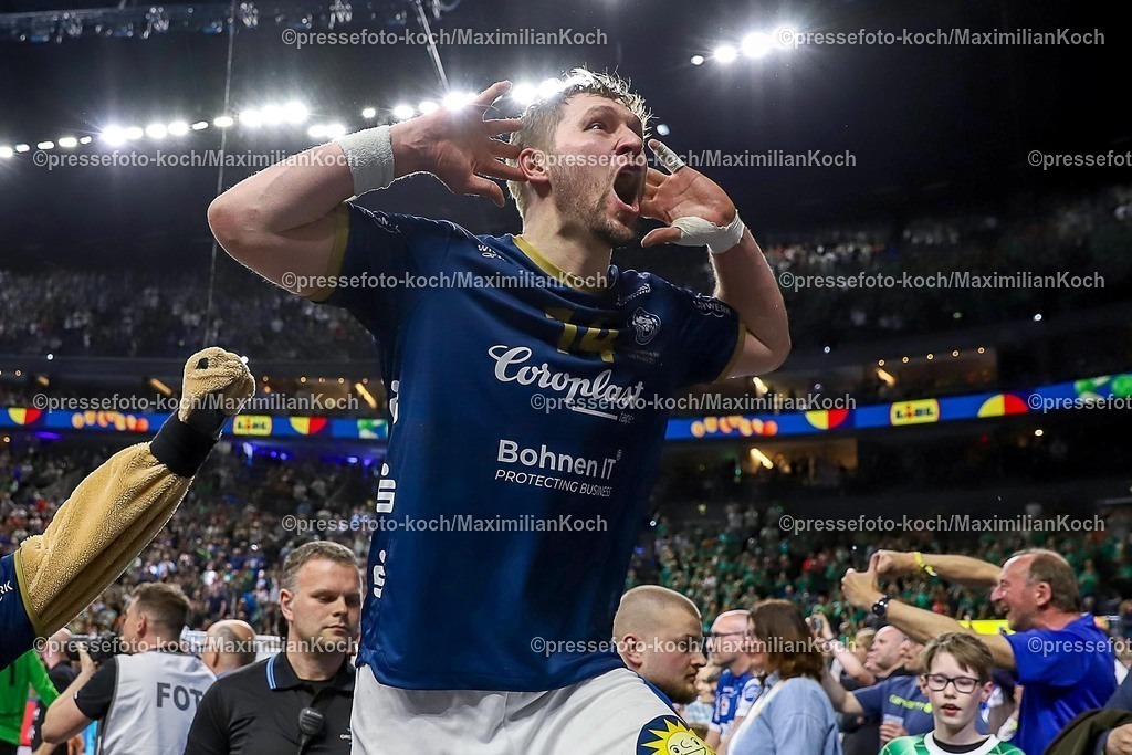 xSSCx18042602036 | 18.04.2026, xsscx, Handball, DHB-Pokal Lidl Final4, Halbfinale, Bergischer HC - SC Magdeburg, Saison 2025 / 2026 Herren, Lanxess Arena, Köln: Die Mannschaft des Bergischer HC feiert den Sieg über den SC Magdeburg  Gerdas Babarskas (BHC #14) Photo: xSandraxScherningxPressefotoKochx
