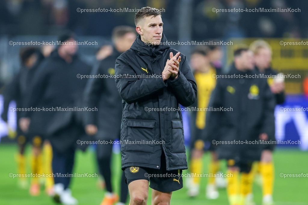 UCL25112502150 | 25.11.2025, Fußball, UEFA Champions League, Borussia Dortmund - FC Villarreal, BVB Stadion, 5. Spieltag, Saison 2025 2026: Gute Laune nach dem 4:0 Sieg beim Abschlussjubel des BVB Nico Schlotterbeck (BVB #04)  Regulations prohibit any use of photographs as image sequences and or quasi-video.