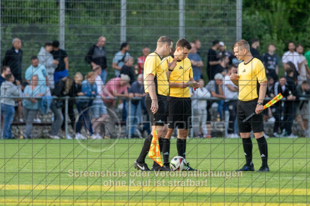 20250616_204149_0931 | #,  TV Eybach (weiß) vs. 1.FC Donzdorf II (rot), Fussball, Entscheidungsspiel 3 in Kreisliga A3 - Bezirk Neckar/Fils, Saison 2024/2025, Rasensportplatz, Staufenecker Str. 41, 73084 Salach, 16.06.2025 - 18:30 Uhr,Foto: PhotoPeet-Sportfotografie/Peter Harich