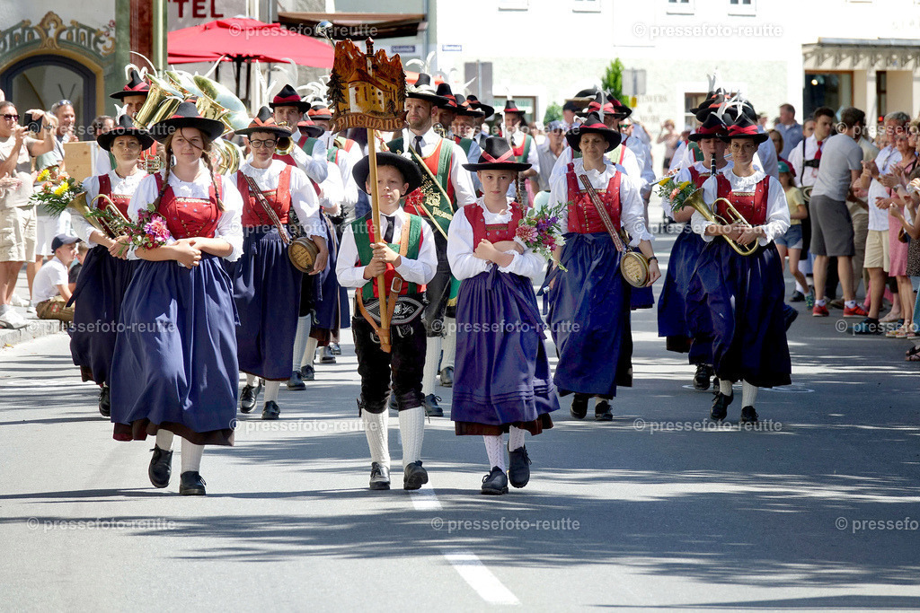 news-2022-Juli17-Musikumzug-Reutte-DSD03435-Pinswang | Info aus dem Bezirk Reutte/Ausserfern Tirol sowie eine umfangreiche Bilddatenbank über die gesamte Region: Lechtal, Talkessel Reutte, Tannheimertal, Zwischentoren. Lech, Plansee, Zugspitze, Grenztunnel, B179, Fernpassstraße, Verkehr, Lawinen, Tradition, - Realisiert mit Pictrs.com