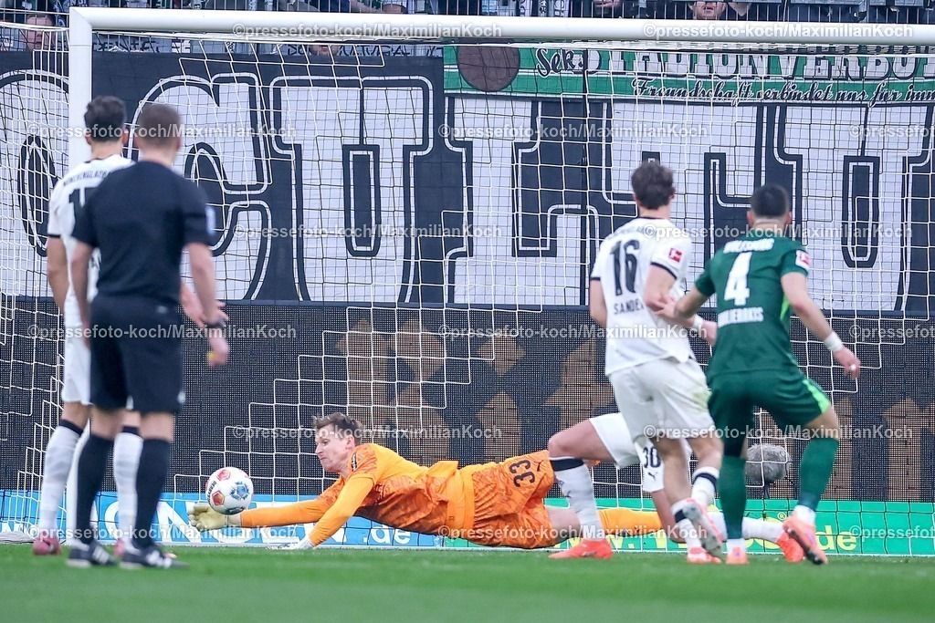 BMG13122501026 | 13.12.2025, Fußball, Borussia Mönchengladbach - VfL Wolfsburg, 1. Fußball Bundesliga, 14.Spieltag, Borussia-Park, Saison 2025 2026: Torwart Moritz Nicolas&nbsp;(Borussia Mönchengladbach #33) verteidigt gegen Konstantinos Koulierakis&nbsp;(VfL Wolfsburg #04)  DFB regulations prohibit any use of photographs as image sequences and or quasi-video.