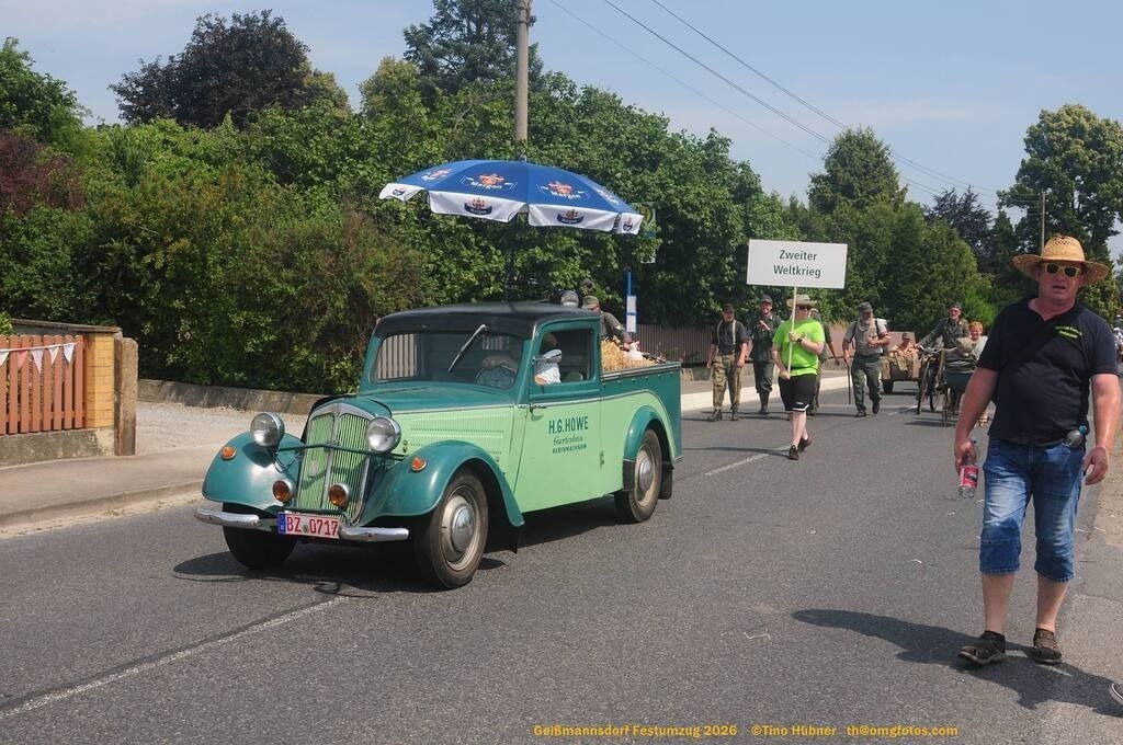 Geißmannsdorf-2026-Festumzug-120 | Festumzug in Geißmannsdorf bei Bischofswerda im Juni 2026. Fotografische Eindrücke und Momentaufnahmen vom Festumzug anläßlich des 800-jährigen Bestehens von Geißmannsdorf - mit Teilnehmern und Gästen, Strohpuppen und geschmückten Vorgärten und Grundstücken - Realisiert mit Pictrs.com
