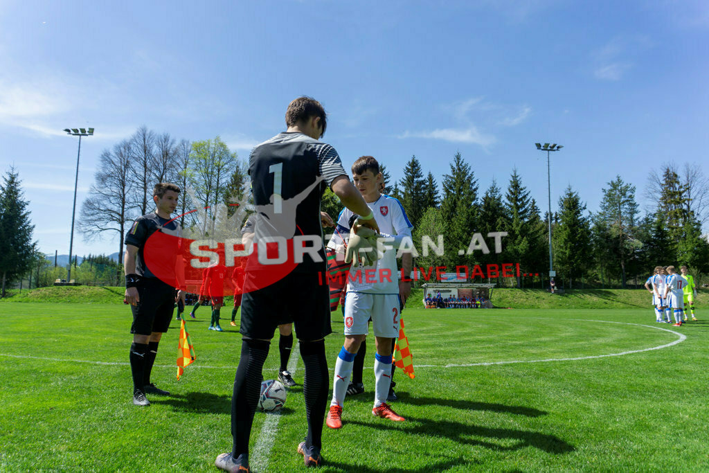 Portugal  U15 -Czech Republic U15 | Ankick, EMANUEL KULTERER (Referee), MATHIAS BODNER (Assistant Referee), JAN LAP (Assistant Referee) STEPAN BERAN (Czech Republic #2) DIOGO FERREIRA (Portugal #1) ; Portugal  U15 -Czech Republic U15 am 29.04.2022 in Arnoldstein
(Sportplatz), AUSTRIA, (Photo by Ernst Krawagner sport-fan.at) - Realisiert mit Pictrs.com