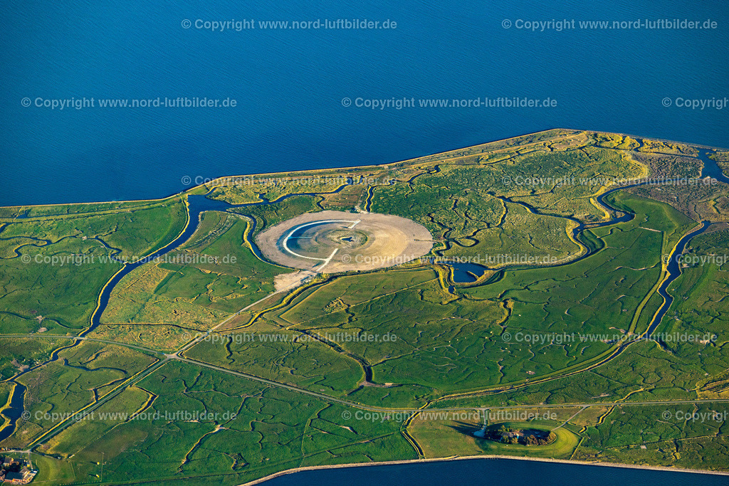 Langeness_Hallig_Neubau_Einer_Warft_ELS_3968060822 | LANGENEß 06.08.2022 Warft Neubau auf der Hallig Langeneß zum Schutz gegen Hochwasser im Bundesland Schleswig-Holstein, Deutschland. // Terps new building on the Hallig Langeness for protection against flooding in the state Schleswig-Holstein, Germany. Foto: Martin Elsen