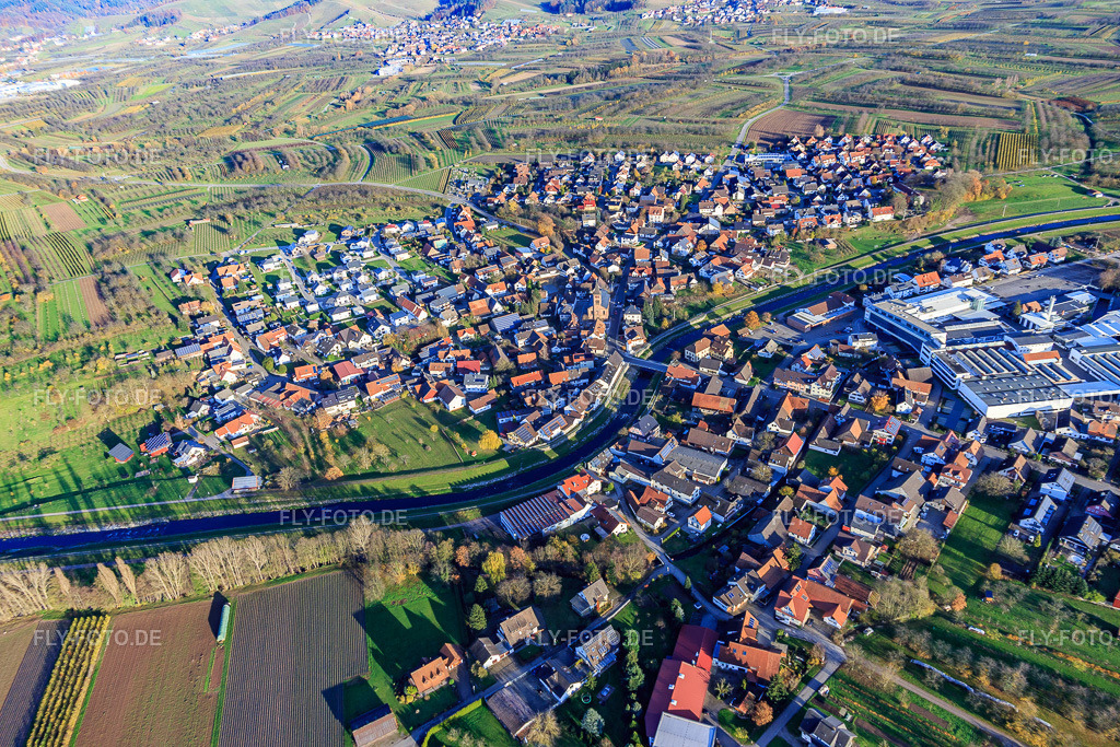 Dorfüberischt beidseits der Rench mit PWO AG http://www.pwo-group.com/ | Luftbild: Dorfüberischt beidseits der Rench mit PWO AG http://www.pwo-group.com/ im Ortsteil Stadelhofen in Oberkirch im Bundesland Baden-Württemberg in Deutschland. Foto: IMG_119924.jpg vom 30.11.2019 durch Werner Riehm/FLY-FOTO.de - Realisiert mit Pictrs.com
